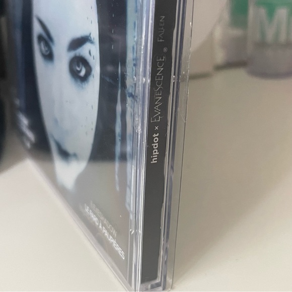 Evanescence Fallen Exclusive HipDot Cosmetics Eyeshadow Palette - Picture 9 of 10